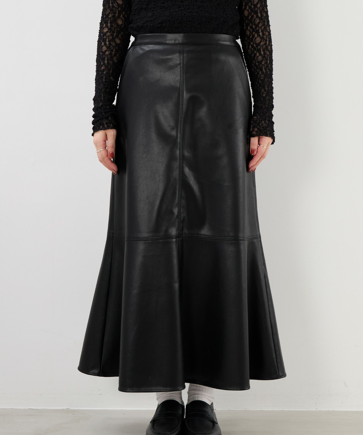 CELINE フィービー期 黒 レザー フレアスカート CELINE フィービー期 黒 レザー フレアスカート きちんと感と上品さ